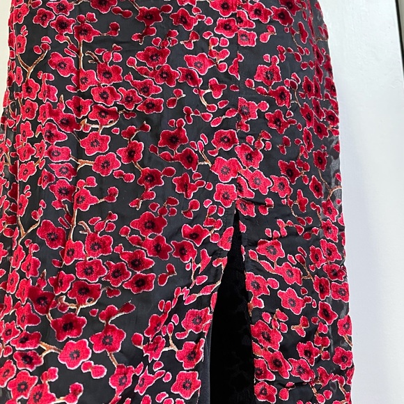 Black and Red Floral Print Burnout Velvet Midi Dress - Picture 4 of 6